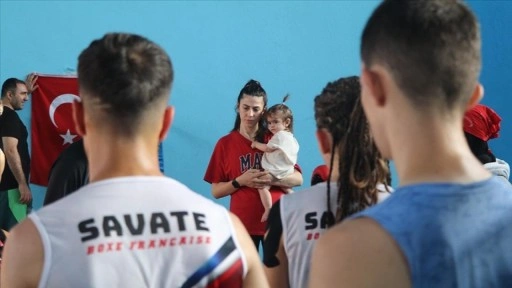 Kucağında bebeğiyle sporcu yetiştiriyor