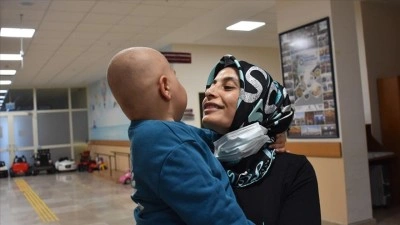 K&uuml;&ccedil;&uuml;k Alperen ablasından yapılan kemik iliği nakliyle "bayram" etti
