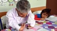 Küçük kızının yardımıyla okuma yazma öğreniyor