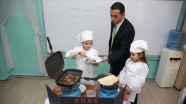 Küçük öğrenciler 'kendileri pişirip kendileri yiyor'