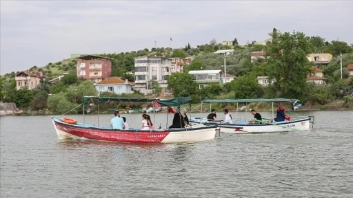 "Küçük Venedik"in kayıkçı kadınları Uluabat Gölü'nde turist gezdiriyor