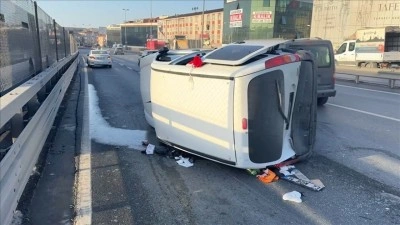 K&uuml;&ccedil;&uuml;k&ccedil;ekmece'de 3 aracın karıştığı trafik kazasında 1 kişi yaralandı