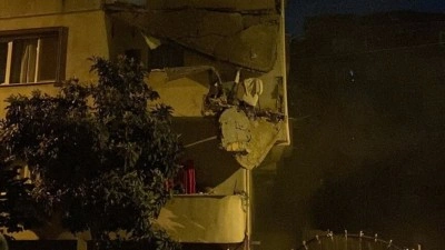 K&uuml;&ccedil;&uuml;k&ccedil;ekmece'de balkonlarında &ccedil;&ouml;kme meydana gelen 5 katlı apartman boşaltıldı