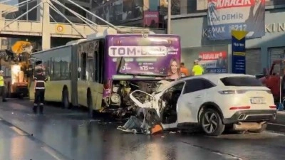 K&uuml;&ccedil;&uuml;k&ccedil;ekmece'de İETT otob&uuml;s&uuml;ne &ccedil;arpan otomobildeki 3 kişi hayatını kaybetti
