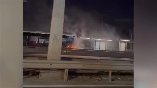 K&uuml;&ccedil;&uuml;k&ccedil;ekmece'de metrob&uuml;s&uuml;n motorunda &ccedil;ıkan yangın s&ouml;nd&uuml;r&uuml;ld&uuml;