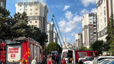 K&uuml;&ccedil;&uuml;k&ccedil;ekmece'de sitedeki binanın &ccedil;atısında &ccedil;ıkan yangın nedeniyle 10 kişi hastaneye kaldırıldı