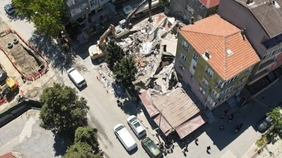 K&uuml;&ccedil;&uuml;k&ccedil;ekmece'de yıkımı yapılan bina &ccedil;&ouml;kt&uuml;