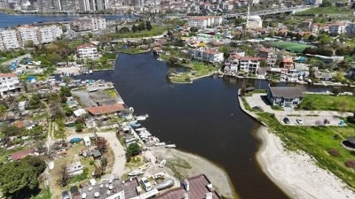 K&uuml;&ccedil;&uuml;k&ccedil;ekmece'deki Menekşe Deresi'nin rengi değişti