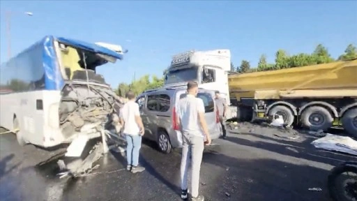 Küçükçekmece TEM Otoyolu'ndaki zincirleme kazada 1 kişi öldü