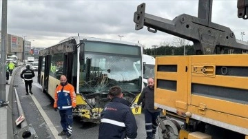 Küçükçekmece'de otomobilin İETT otobüsüne çarptığı kazada sürücüler yaralandı