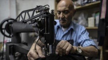 Kudüslü ayakkabı tamircisi, yarım asırdan fazladır icra ettiği zanaatın kaybolmasından endişeli