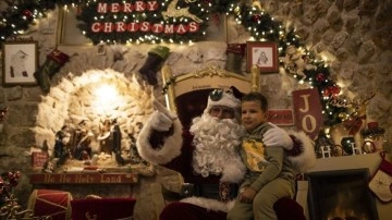 Kudüslü 'Noel Baba' yüzlerce yıllık evinde, çocukları ve turistleri karşılıyor