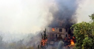 Kumluca'da orman yangını: 4 ev yandı