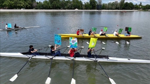 Kürek sporcuları Meriç Nehri'nde açtıkları pankartlarla çevre kirliliğine dikkati çekti