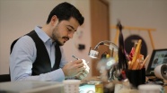 Kurşun kalem oyma sanatıyla Türkiye'yi yurt dışında temsil etmeyi amaçlıyor
