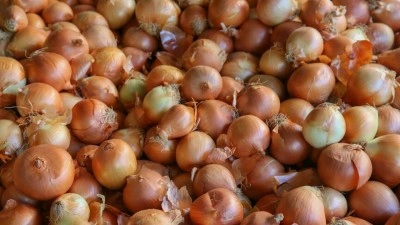 Kuru soğanda g&uuml;mr&uuml;k vergisi 31 Ağustos'a kadar y&uuml;zde 5'e indirildi