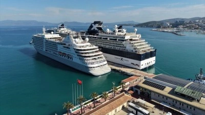 Kuşadası'na iki kruvaziyerle 2 bin 723 turist geldi