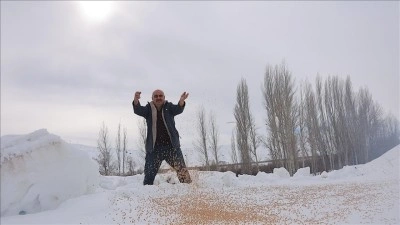 "Kuşlar a&ccedil; kalmasın" diye kışın 10 ton hububatı doğaya bırakıyor