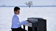 'Kusursuz kulak' Bager, karla kaplı Muş Ovası'nda piyano çaldı