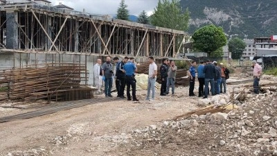 K&uuml;tahya'da inşaat iskelesinin &ccedil;&ouml;kmesi sonucu 2 iş&ccedil;i &ouml;ld&uuml;, 2 iş&ccedil;i yaralandı