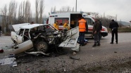 Kütahya'da işçi servisiyle otomobil çarpıştı: 1 ölü, 13 yaralı