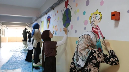 Kütahya'da üniversite öğrencileri ilkokul koridorlarını bilim ve sanat çizimleriyle renklendirdi