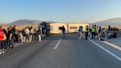 K&uuml;tahya'da yolcu otob&uuml;s&uuml; bariyerlere &ccedil;arpıp devrildi
