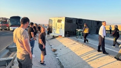 K&uuml;tahya'da yolcu otob&uuml;s&uuml;n&uuml;n bariyerlere &ccedil;arpıp devrildiği kazada 31 kişi yaralandı