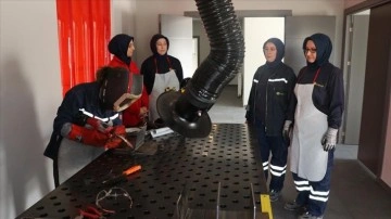 Kütahya'da makine fabrikasındaki akademide kadın kaynakçılar yetiştiriliyor