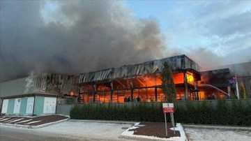 Kütahya'da porselen fabrikasında çıkan yangına müdahale ediliyor
