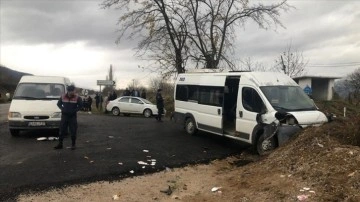 Kütahya'da toprak yığınına çarpan servis minibüsündeki 14 öğrenci yaralandı