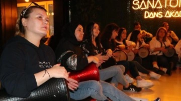 Kütahya'daki darbuka kursuna katılanlar ritimle stres atıyor