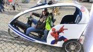 Kütahyalı 'bisiklet taksici' Köln'ü turistlere anlatıyor