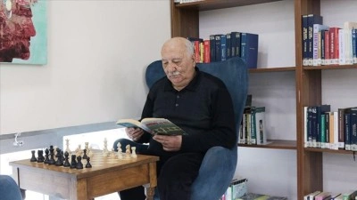 K&uuml;t&uuml;phane m&uuml;davimi emekli &ouml;ğretmen, okuma tutkusuyla &ouml;rnek oluyor