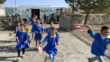 Kütüphane otobüsü köy çocuklarını kitapla buluşturmak için kırsalda 200 noktaya gitti