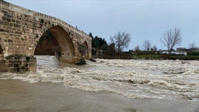 Kuvvetli r&uuml;zgar ve sağanak bazı illerde hayatı olumsuz etkiliyor