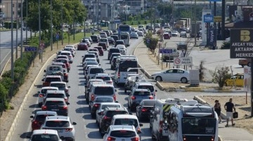 Kuzey Ege'nin tatil merkezlerinde trafikte bayram yoğunluğu