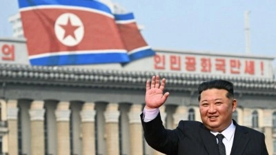 Kuzey Kore lideri Kim, m&uuml;himmat &uuml;retim tesisinde yeni nesil ob&uuml;s taşıyıcısını inceledi