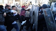 Kuzey Makedonya&#039;da &#039;Monstrum&#039; davasının kararını protesto edenlerle polis arasında arbade çıktı