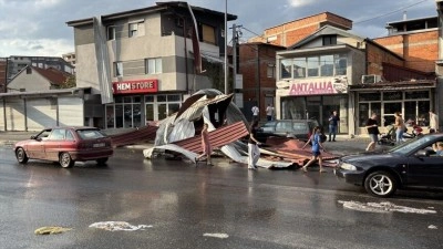 Kuzey Makedonya'nın başkenti &Uuml;sk&uuml;p'te fırtına hayatı olumsuz etkiledi
