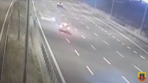 Kuzey Marmara Otoyolu'nda 5 kişinin yaralandığı trafik kazası anı kamerada