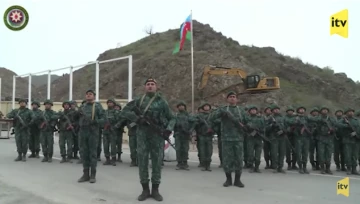 Laçın Koridoru'nun başlangıcında Azerbaycan bayrağının dalgalanması kamerada