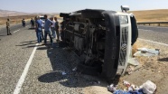 Lastiği patlayan minibüs refüje çarptı: 15 yaralı