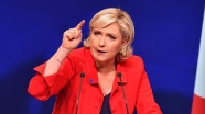 Le Pen AB bayrağını kaldırttı