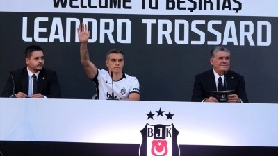 Leandro Trossard, Beşiktaş'a imzayı siyah-beyazlı taraftarların &ouml;n&uuml;nde attı