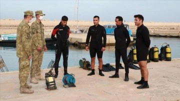 Libyalı askerler Türk SAS komandolarından aldıkları eğitimlerle deniz mayınlarını imha ediyor