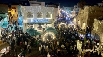 Libyalılar Ramazan gecelerini ışıklarla süslenmiş tarihi caddelerde geçiriyor