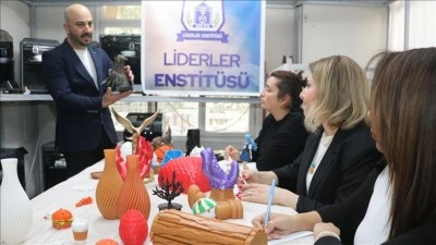 Liderler Enstit&uuml;s&uuml;'nden ev kadınları ile engelli bireylere 3D yazıcı ve e-ticaret eğitimi
