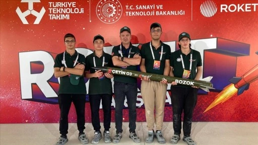 Lise öğrencileri geliştirdikleri roketle TEKNOFEST'te birinci olmanın mutluluğunu yaşıyor