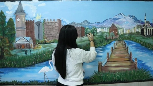 Lise öğrencileri okul koridorlarını çizdikleri resimlerle sanat sokağına çevirdi